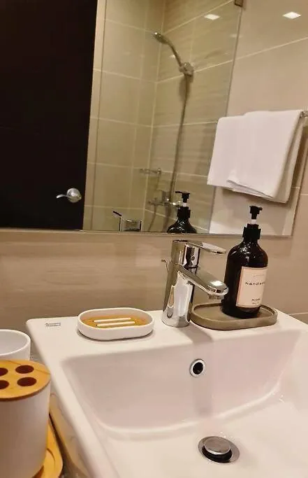 1Br King, Modern Balcony, Wi-Fi, Netflix, Bgc Apartment Manila 0*,  Philippines